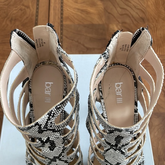 Women’s snake skin bootie, size7. - Picture 4 of 6